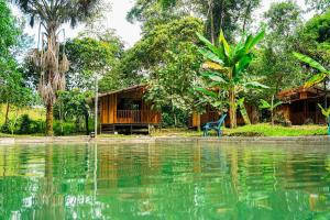 a house on the shore of a body of water at Casa de Astilla in Mocoa