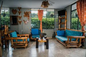 a living room with a couch and chairs and a table at Casa de Astilla in Mocoa