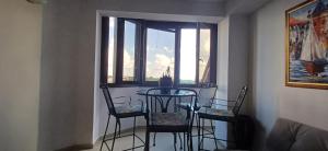 a table and chairs in a room with a window at Edificio El Príncipe - Encarnación in Encarnación