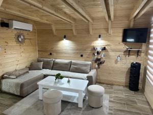 ein Wohnzimmer mit Sofa und Tisch in der Unterkunft Vikendice Kovacevic in Tugovo