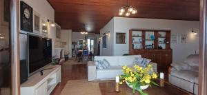 a living room with a couch and a tv at Edificio El Príncipe - Encarnación in Encarnación