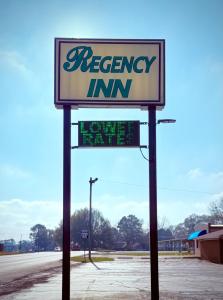 a sign for areagency inn in a parking lot at Regency Inn Bald Knob in Bald Knob