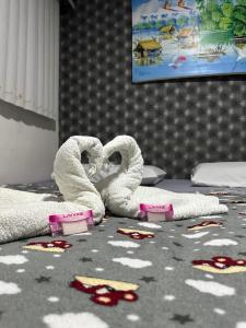 two swan towels on the floor of a room at Hotel Araras in Manaus +64 photos