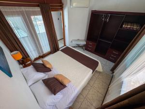 a small bedroom with two beds and a window at Maytenus Galapagos in Puerto Ayora