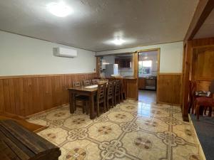 a kitchen with a table and chairs in a room at Oikos Arriendos in Futrono