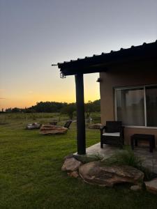 a house with a bench in a yard at La Aruera in Salto