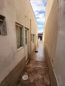 an empty alleyway between two buildings in an alley at Kitnet 4 Vila Lunardi in Campinas