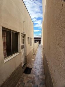 an alleyway between two buildings in a city at Kitnet 4 Vila Lunardi in Campinas