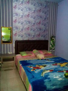 Ένα ή περισσότερα κρεβάτια σε δωμάτιο στο Banyuwangi Homestay