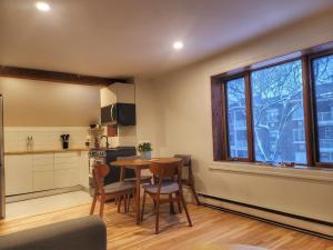 a kitchen and dining room with a table and chairs at La Pergola-3 in Quebec City