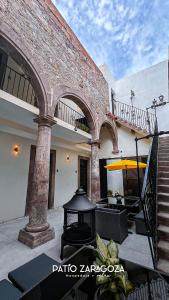a building with an outdoor patio with a grill at Hotel PATIO ZARAGOZA, Centro Histórico SLP in San Luis Potosí