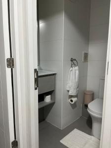 a bathroom with a toilet and a towel at Departamento moderno céntrico con piscina 2 Habitaciones 2 Baños in Chillán