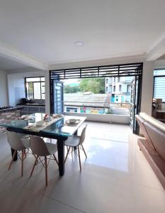 a kitchen and dining room with a table and chairs at Nuevo y Confortable Apartamento in Florencia +7 photos
