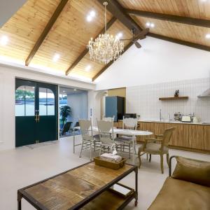 a dining room and kitchen with a table and chairs at Damonga in Damyang
