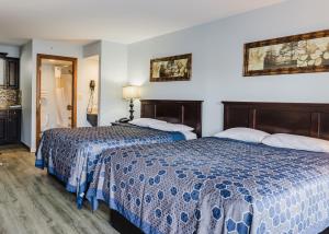 a hotel room with two beds and a bathroom at Jackson Town House Inn in Jackson