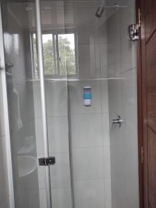 a shower with a glass door in a bathroom at Disfruta Cala-Cala in Cochabamba