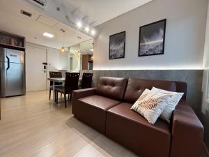 a living room with a couch and a dining room at Apart Blend Marista Ar, Cozinha Próx ao Órion in Goiânia