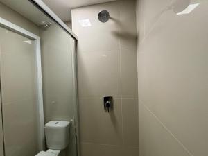 a shower stall with a toilet in a bathroom at Apart Blend Marista Ar, Cozinha Próx ao Órion in Goiânia +9 photos