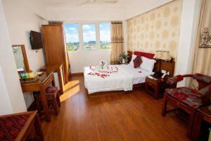 a bedroom with a white bed and a window at Hoa Hồng Hotel 2 - Xã Đàn in Hanoi