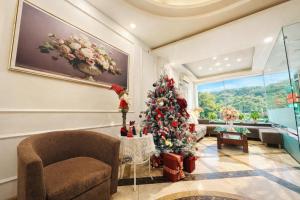 a christmas tree in a living room with a couch at Hoa Hồng Hotel 2 - Xã Đàn in Hanoi +66 photos