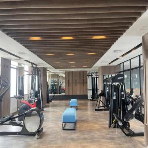 a gym with several treadmills and cardio machines at Delf Apartement Cpi Mewah By Selfiyani in Makassar