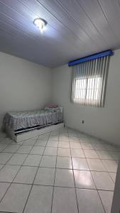 a room with a bed and a window in it at Casa espaçosa e arejada in Garanhuns