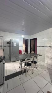 a dining room with a table and chairs in a room at Casa espaçosa e arejada in Garanhuns