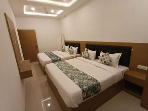 a room with two beds in a room at HOTEL SHREE JMM Mount View in Udaipur