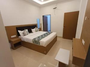 a bedroom with a large bed in a room at HOTEL SHREE JMM Mount View in Udaipur