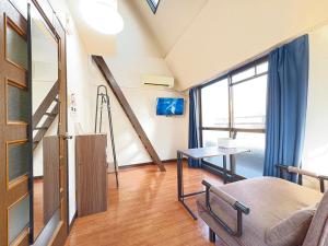 a hospital room with a bed and a table at パルム天神西 in Susakiuramachi