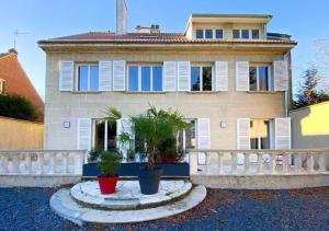 a house with two palm trees in front of it at White House Dhavernas - Résidence Privée - Amiens - Parking Gratuit in Amiens