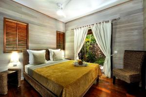 a bedroom with a large bed and a window at Villa Anani in Papetoai