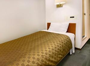 a bed in a small room with at Hotel Trend Funabashi in Funabashi +22 photos