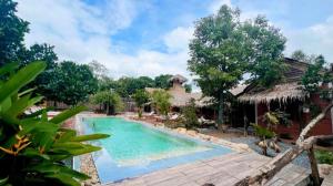 an image of a swimming pool at a resort at Mekong Rustic Riverside in Ấp An Nhơn (3)