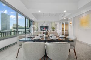 a dining room with a table and chairs at Rosen by Kozystay - Thamrin in Jakarta