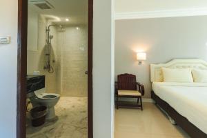 a bedroom with a bed and a bathroom with a shower at บ้านสวนสมบูรณ์ in Sangkhla Buri +35 photos