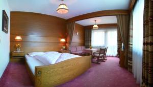 Ein Bett oder Betten in einem Zimmer der Unterkunft Hotel Garni Val-Sinestra