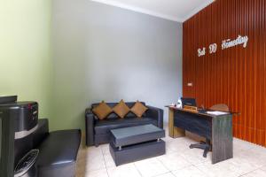 a waiting room with a couch and a desk at Bali DD homestay seminyak in Seminyak