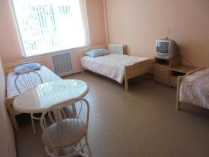 Giường trong phòng chung tại Karelrepostrebsoyuz Hostel