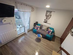 an overhead view of a living room with a couch and a tv at Chez Lilie, Studio cosy classé 2 étoiles Plage de Stella in Cucq