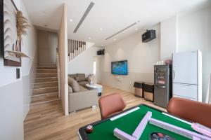 a living room with a pool table at SMilE WAVE in Xiaoliuqiu