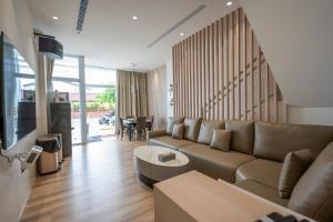 a living room with a couch and a table at SMilE WAVE in Xiaoliuqiu