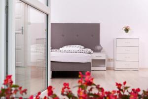 ストロニエ・シロンスキエにあるVilla Rosaのベッドルーム(ベッド1台、鏡付)