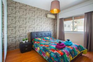 um quarto com uma cama com duas almofadas em Suite For You em Nicósia