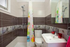 bagno con servizi igienici e lavandino di Suite For You a Nicosia