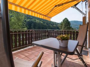 einen Tisch und Stühle auf einem Balkon mit Aussicht in der Unterkunft Ferienwohnung Sonnenschein in Bad Herrenalb