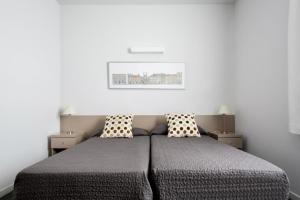 1 dormitorio con 1 cama con 2 almohadas en Residencia Universitaria Roberto de Nobili en Sant Cugat del Vallès