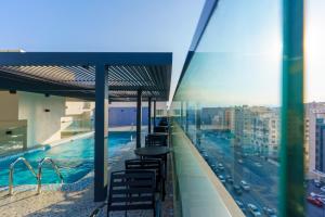 a swimming pool on the top of a building at Jarzez Inn Hotel Azaiba فندق جرزيز إن العذيبة in Muscat