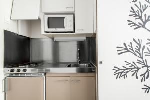 Kuchyň nebo kuchyňský kout v ubytování Residencia Universitaria Resa Roberto de Nobili