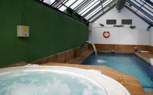 Bazén v ubytovaní Hotel Edelweiss alebo v jeho blízkosti